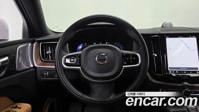 Volvo XC60 2022 — ფოტო 2/20