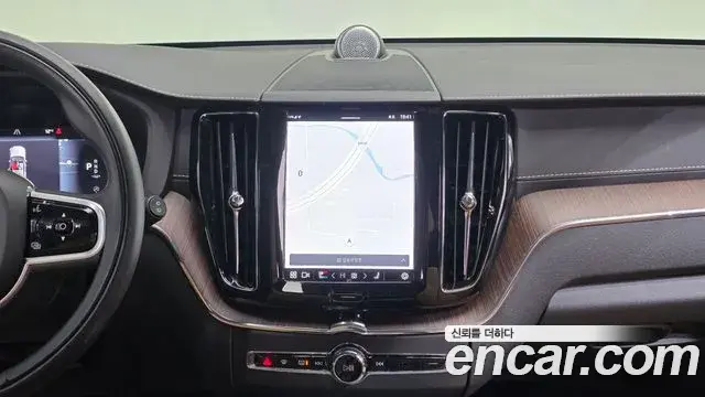 Volvo XC60 2022 — ფოტო 17/20