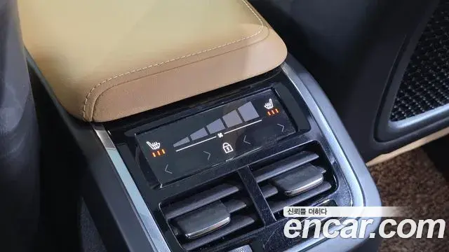 Volvo XC60 2022 — ფოტო 16/20