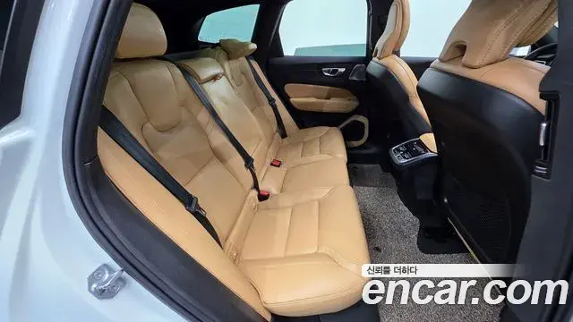 Volvo XC60 2022 — ფოტო 14/20