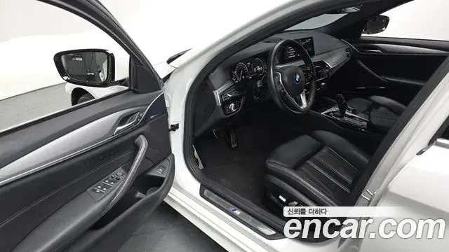 BMW 5 Series 2018 — Фото 12/20