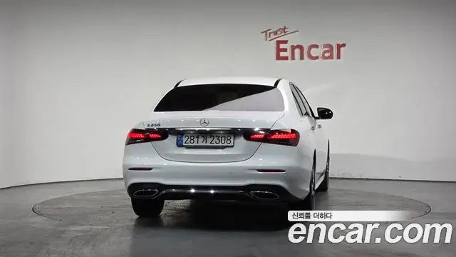 Mercedes-Benz E-Class 2022 — ფოტო 13/20