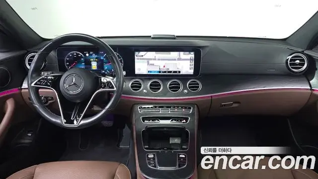 Mercedes-Benz E-Class 2022 — ფოტო 18/20