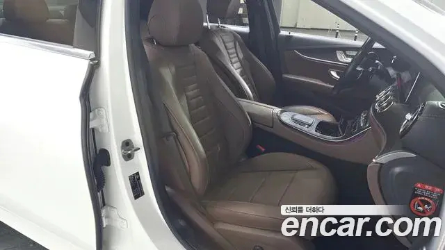 Mercedes-Benz E-Class 2022 — ფოტო 5/20