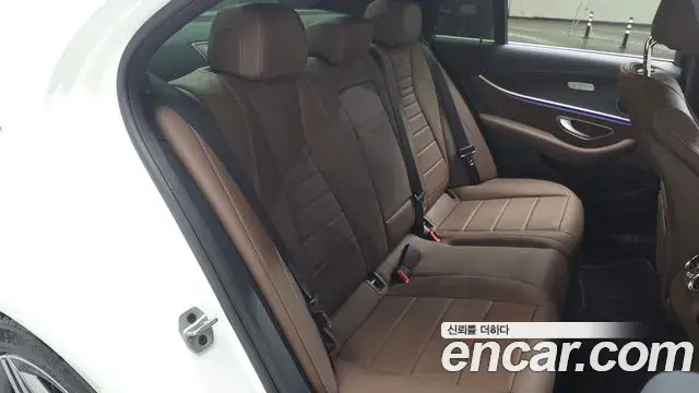 Mercedes-Benz E-Class 2022 — ფოტო 19/20