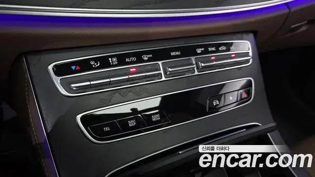 Mercedes-Benz E-Class 2022 — ფოტო 16/20