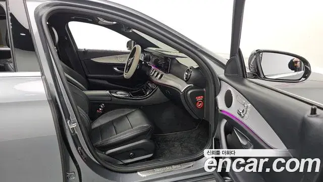 Mercedes-Benz E-Class 2021 — Photo 11/20
