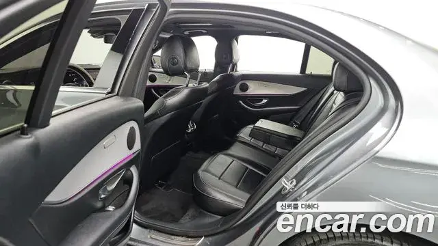 Mercedes-Benz E-Class 2021 — Photo 14/20