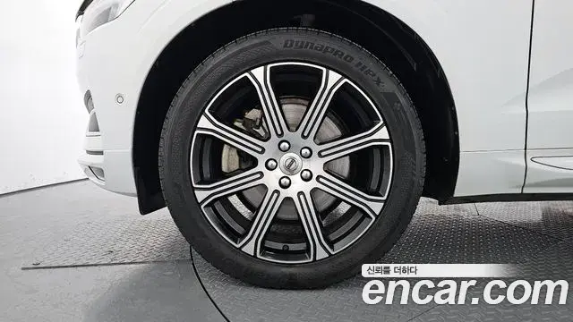 Volvo XC60 2020 — ფოტო 18/20