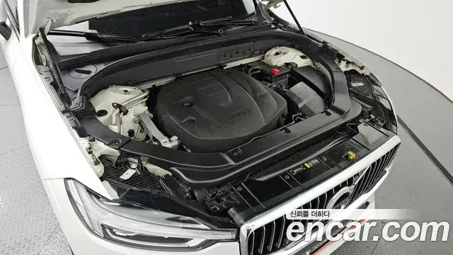 Volvo XC60 2020 — ფოტო 9/20