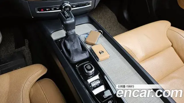 Volvo XC60 2020 — ფოტო 19/20