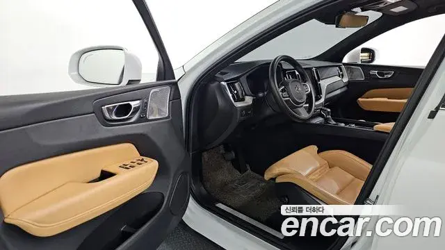 Volvo XC60 2020 — ფოტო 13/20