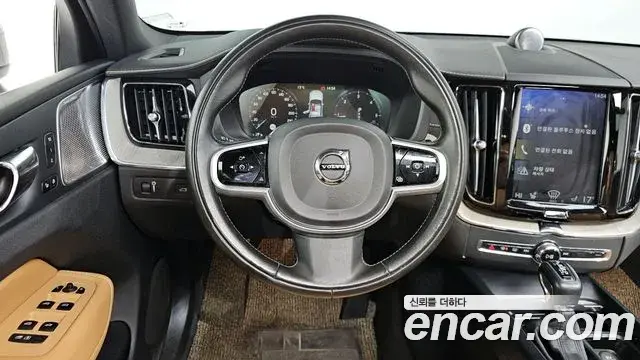 Volvo XC60 2020 — ფოტო 16/20