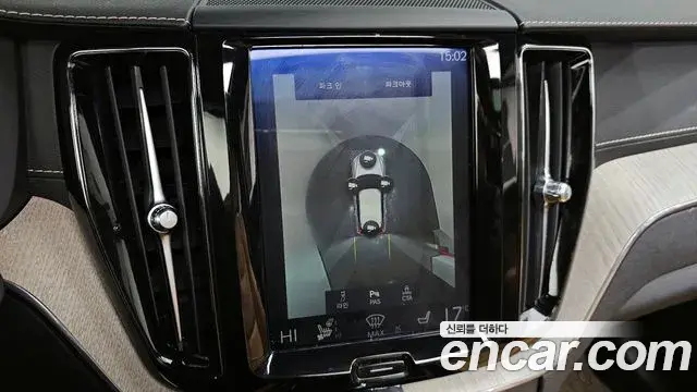 Volvo XC60 2020 — ფოტო 8/20