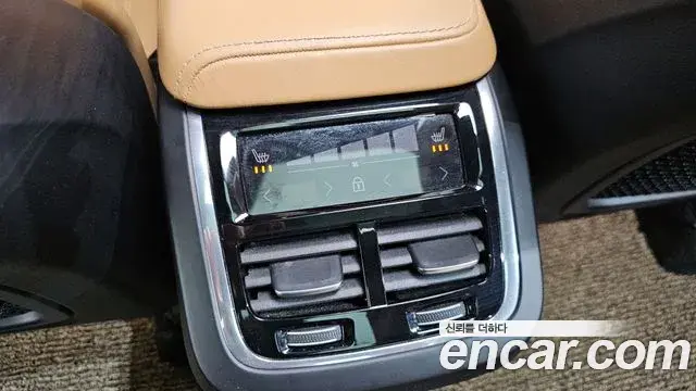 Volvo XC60 2020 — ფოტო 17/20