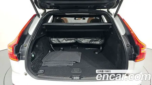 Volvo XC60 2020 — ფოტო 14/20