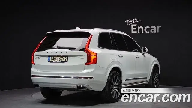 Volvo XC90 2021 — ფოტო 17/20