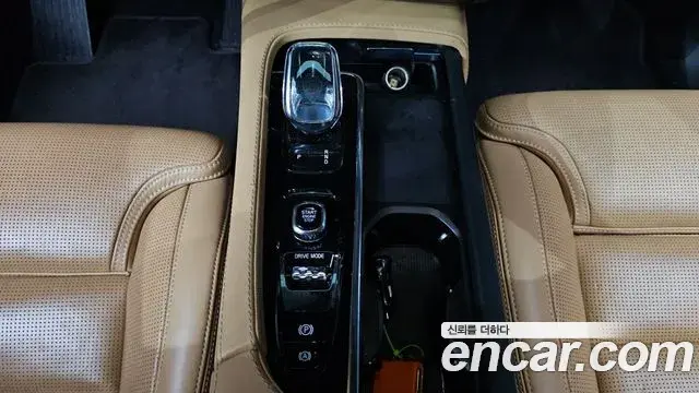 Volvo XC90 2021 — ფოტო 8/20