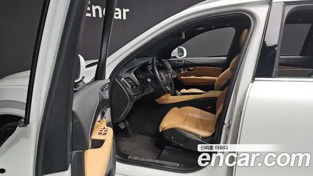 Volvo XC90 2021 — ფოტო 15/20