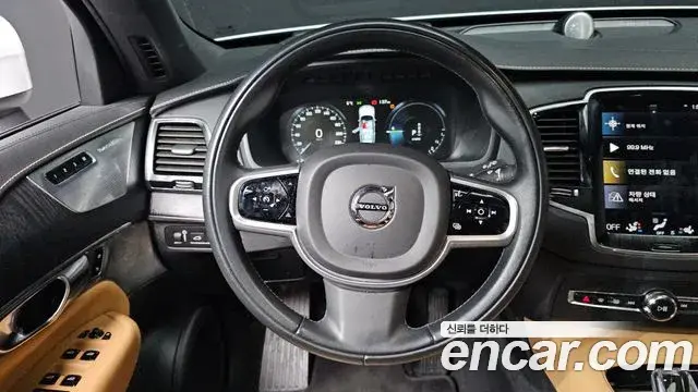 Volvo XC90 2021 — ფოტო 13/20