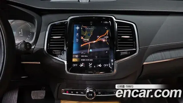 Volvo XC90 2021 — ფოტო 16/20