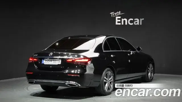 Mercedes-Benz E-Class 2022 — ფოტო 16/20