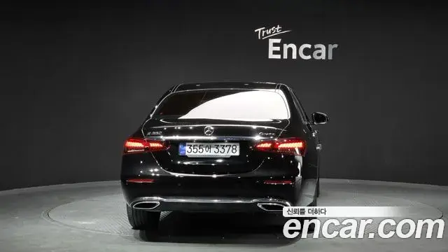 Mercedes-Benz E-Class 2022 — ფოტო 8/20