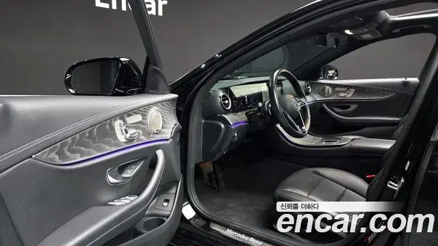 Mercedes-Benz E-Class 2022 — ფოტო 15/20