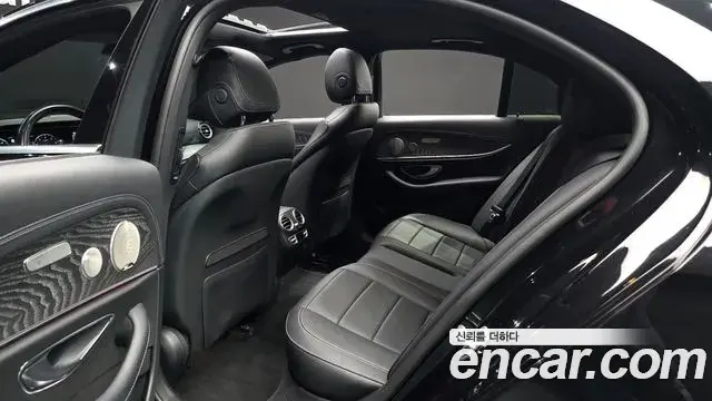 Mercedes-Benz E-Class 2022 — ფოტო 7/20