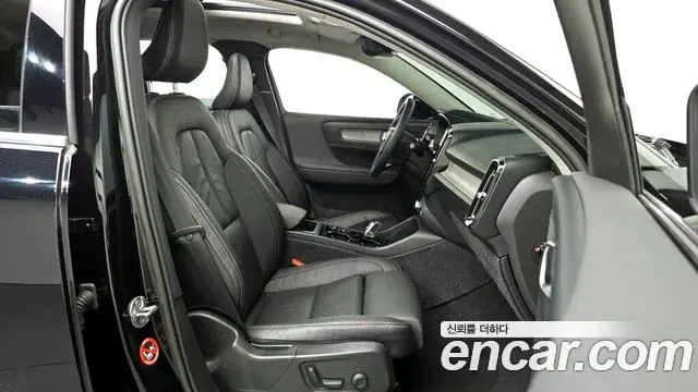 Volvo XC40 2023 — Şəkil 1/20