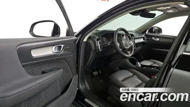Volvo XC40 2023 — Şəkil 18/20