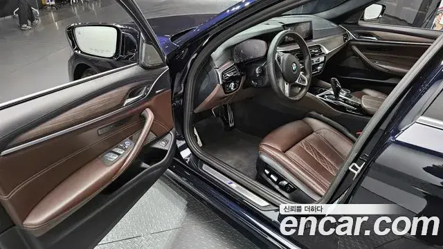 BMW 5 Series 2020 — Фото 11/20