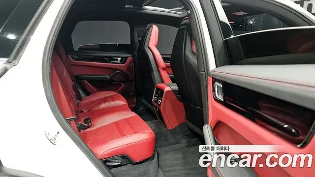 Porsche Cayenne 2019 — ფოტო 7/20