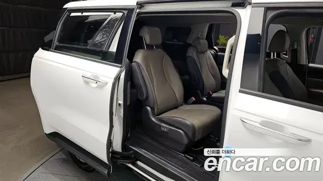 Kia Carnival 2024 — ფოტო 17/20