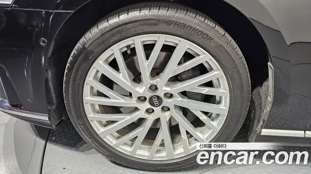 Audi A8 2021 — ფოტო 17/20