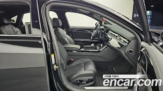 Audi A8 2021 — ფოტო 18/20
