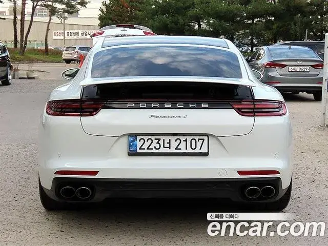 Porsche Panamera 2018 — ფოტო 16/20