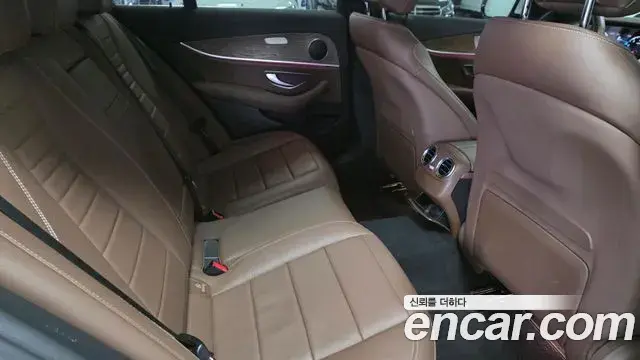 Mercedes-Benz E-Class 2023 — Şəkil 16/17