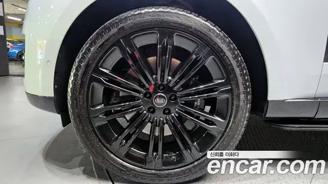 Land Rover Range Rover 2025 — ფოტო 14/20