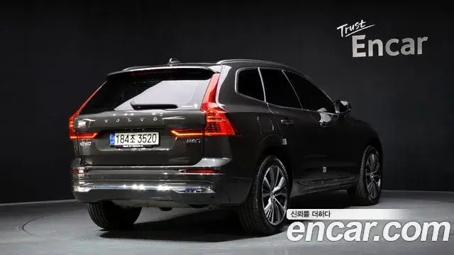 Volvo XC60 2022 — ფოტო 16/20