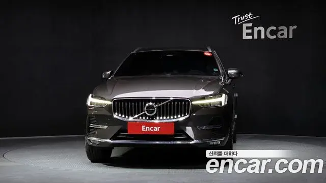 Volvo XC60 2022 — ფოტო 7/20