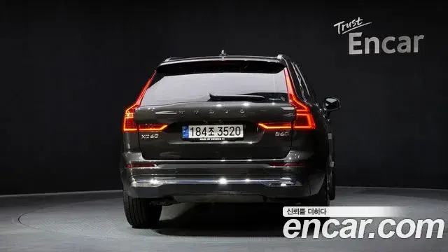 Volvo XC60 2022 — ფოტო 13/20