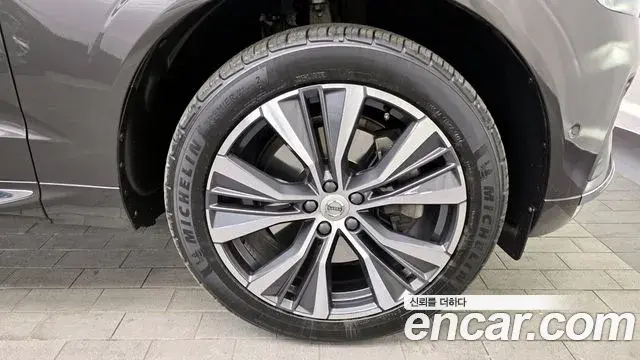 Volvo XC60 2022 — ფოტო 19/20