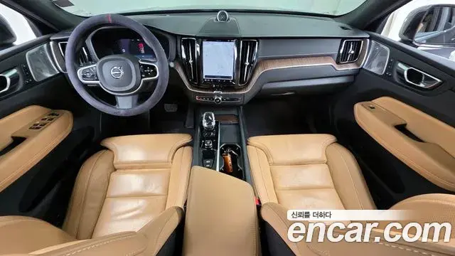 Volvo XC60 2022 — ფოტო 2/20