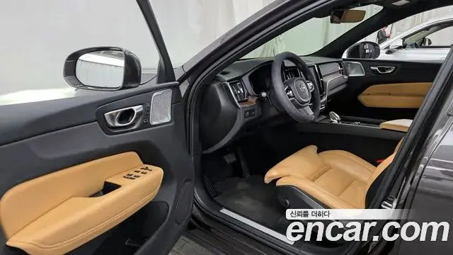 Volvo XC60 2022 — ფოტო 1/20