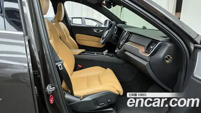 Volvo XC60 2022 — ფოტო 14/20