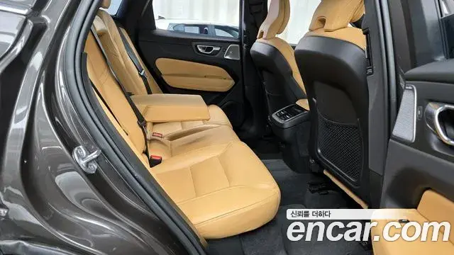 Volvo XC60 2022 — ფოტო 4/20