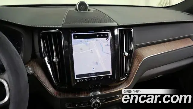 Volvo XC60 2022 — ფოტო 10/20