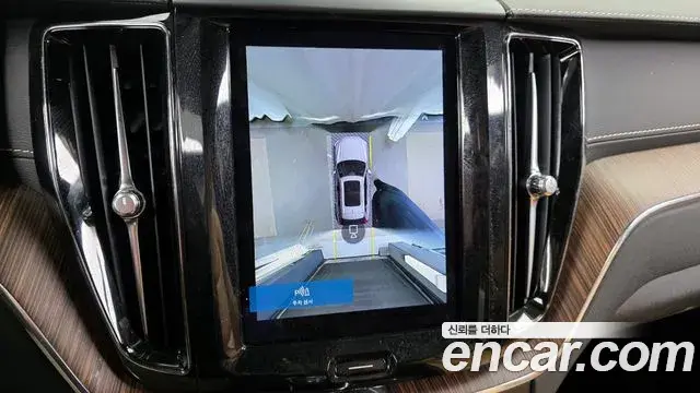 Volvo XC60 2022 — ფოტო 8/20