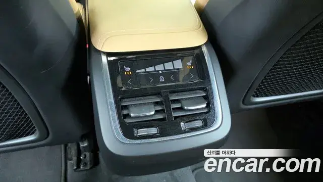 Volvo XC60 2022 — ფოტო 9/20